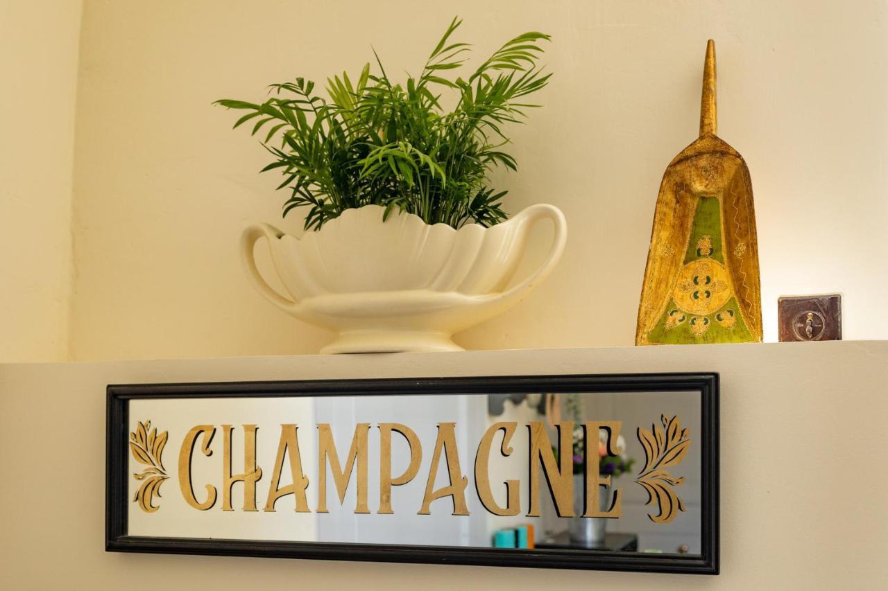 コンドン Champagne House - Elegance, Luxury And Charm Bed & Breakfast エクステリア 写真