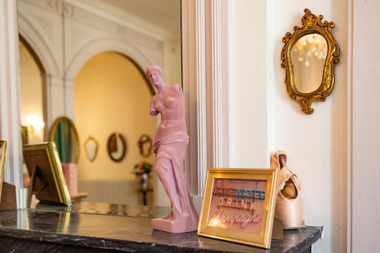 コンドン Champagne House - Elegance, Luxury And Charm Bed & Breakfast エクステリア 写真