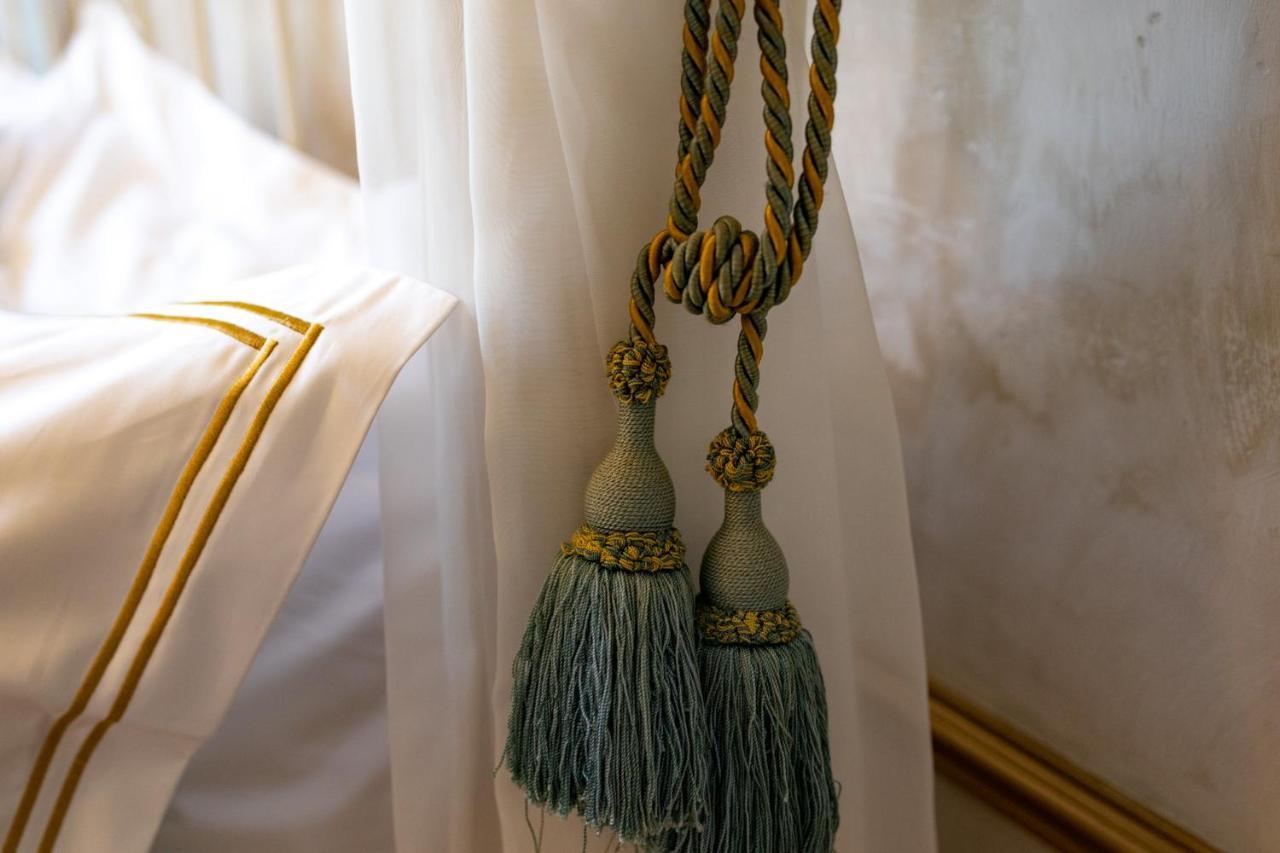 コンドン Champagne House - Elegance, Luxury And Charm Bed & Breakfast エクステリア 写真